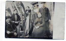 Carte Photo D'une Famille élégante Avec Un Jeune Garcon Avec Une Harpe Dans La Cour De Leurs Maison Vers 1920 - Anonieme Personen