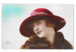 CPA COLORISEE FETES - BONNE ANNEE -   Belle Femme Au Chapeau - TROY/ TOUL  - - Nouvel An