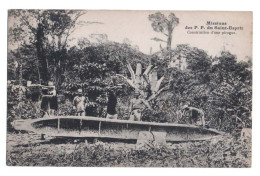 Missions De P.P. Du Saint-Esprit - Construction D'une Pirogue - Africains - Travail à La Hache - Animée - Ohne Zuordnung