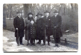 Carte Photo D'une Famille élégante Posant Dans Un Jardin Public En 1925 - Personnes Anonymes