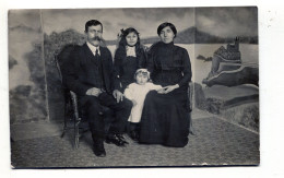 Carte Photo D'une Famille élégante Posant Dans Un Studio Photo Vers 1910 - Anonieme Personen