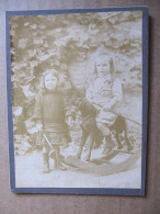 PHOTO CARTONNEE  SEPIA -  ENFANT SUR CHEVAL A BASCULE -  Format : 12 X 9 Cm - Anonieme Personen