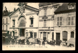 49 - SAUMUR - LES HALLES ET LA PLACE UN JOUR DE MARCHE - Saumur