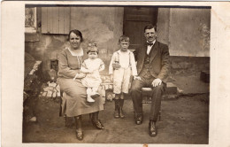 Carte Photo D'une Famille élégante Posant Devant Leurs Maison Vers 1915 - Anonieme Personen