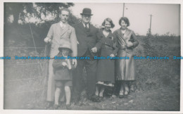 R125533 Old Postcard. Family Portrait - Monde