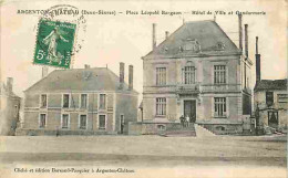 79 - Argenton-Château - Place Léopold Bergeon - Hotel De Ville - Gendarmerie - Animée - CPA - Voir Scans Recto-Verso - Argenton Chateau