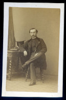 Disdéri Circa 1860/70 Photographie Albuminée - Notable Aux Genoux Croisés - Photographe S.M. L' Empereur CDV18B - Oud (voor 1900)