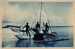 PC MARSHALL ISLANDS, NATIVES ON A BOAT, Vintage Postcard (b53563) - Marshalleilanden