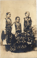 PC SERBIA FOLKLORE GARMENTS REAL PHOTO POSTCARD (a57423) - Serbia