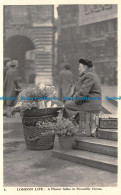 R125833 London Life. A Flower Seller In Piccadilly Circus. Charles Skilton - Autres & Non Classés