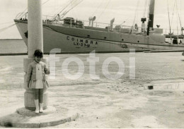 1962 REAL PHOTO FOTO AMATEUR GIRL SHIP BATEAU NAVIO PESQUEIRO LUGRE LX-57-N COIMBRA BACALHOEIRO SETUBAL PORTUGAL AT624 - Barcos