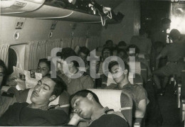 60s REAL PHOTO FOTO AMATEUR COLONIAL TROOPS YOUNG OFFICERS AFRICA CONVAIR PLANE AVION AIRCRAFT AT625 - Aviación