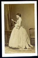 Disdéri Circa 1860/70 Photographie Albuminée - Femme à La Lecture Robe à Crinoline - Photographe S.M. L' Empereur CDV18B - Alte (vor 1900)