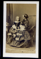 Disdéri Circa 1860/70 Photographie Albuminée - Femme Et Sa Petite Fille - Photographe S.M. L' Empereur CDV18B - Anciennes (Av. 1900)