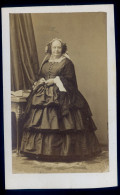 Disdéri Circa 1860/70 Photographie Albuminée - Femme Robe à La Crinoline  - Photographe S.M. L' Empereur CDV18B - Anciennes (Av. 1900)