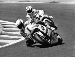 EDDIE LAWSON PILOTE MOTO  EN COURSE PHOTO DE PRESSE ORIGINALE 24 X 18 CM J41 - Sports