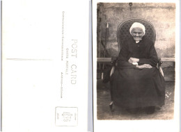 Carte Photo - Vielle Dame Dans Son Fauteuil - Fotos