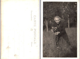 Carte Photo - Vielle Dame Cueillant Des Fleurs - Photos