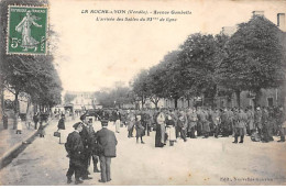 LA ROCHE SUR YON - Avenue Gambetta - L'Arrivée Des Sables Du 93eme De Ligne - état - La Roche Sur Yon