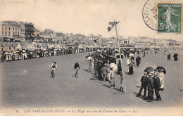 LES SABLES D'OLONNE - La Plage Un Jour De Courses De Vélos - Très Bon état - Sables D'Olonne