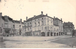 LOUDUN - La Place Sainte Croix Et Les Arcades - Très Bon état - Loudun