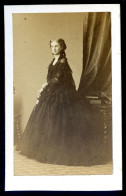 Disdéri Circa 1860/70 Photographie Albuminée - Femme Robe à La Crinoline  - Photographe S.M. L' Empereur CDV18B - Oud (voor 1900)