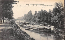 LEVALLOIS PERRET - Les Bords De La Seine - Une Péniche De Déchargement - Très Bon état - Levallois Perret