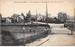 BOIS COLOMBES - Le Passage à Niveau Et La Rue Henri Litolff - Très Bon état - Colombes