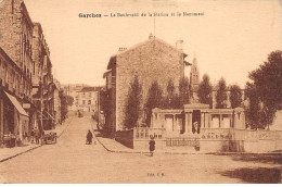 GARCHES - Le Boulevard De La Station Et Le Monument - Très Bon état - Garches