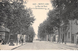 PETIT IVRY - La Rue De Paris Et La Gendarmerie - Très Bon état - Autres & Non Classés