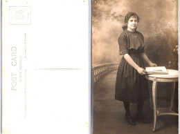 Carte Photo - Jeune Femme Posant - Photos