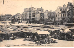 BEAUVAIS - La Place De L'Hôtel De Ville Un Jour De Marché - Très Bon état - Beauvais