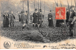 La Chasse à Courre - Equipage De CHANTILLY - Mme La Duchesse De Chartres Avant Le Dépeçage Du Cerf - Très Bon état - Chantilly