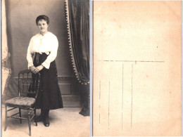 Carte Photo - Jeune Femme Posant - Photos