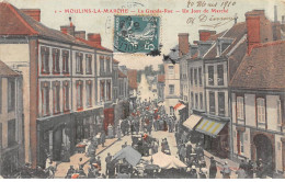 MOULINS LA MARCHE - La Grande Rue - Un Jour De Marché - Très Bon état - Moulins La Marche