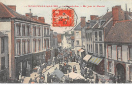 MOULINS LA MARCHE - La Grande Rue - Un Jour De Marché - Très Bon état - Moulins La Marche