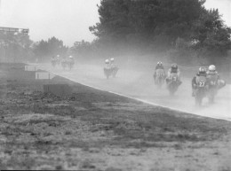 PILOTES MOTOS  EN COURSE PHOTO DE PRESSE ORIGINALE 24 X 18 CM J77 - Sports