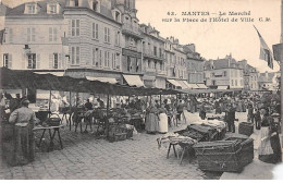 MANTES - Le Marché Sur La Place De L'Hôtel De Ville - état - Mantes La Jolie