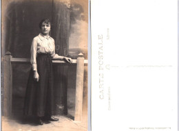 Carte Photo - Jeune Femme Posant - Photos