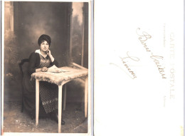 Carte Photo - Jeune Femme Posant - Fotos