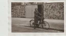 Une Femme à Vélo - Photo Format 11.5 X 7 -  (G.2795) - Radsport