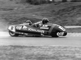 PILOTES SIDE CAR EN COURSE PHOTO DE PRESSE ORIGINALE 24 X 18 CM J91 - Sporten