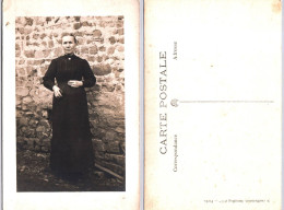 Carte Photo - Vielle Dame Posant - Foto