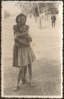 Woman And Nice Kid Girl Smiling Affectionate Embraced  Old Photo 9x14cm #41101 - Anonymous Persons