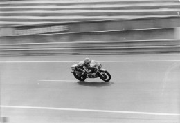 PILOTE MOTO  EN COURSE PHOTO DE PRESSE ORIGINALE 24 X 18 CM J101 - Sports