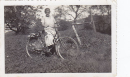 Altes  Foto Vintage. Junge Frau Mit Fahrrad Im Garten   Ca 1930 (  B15  ) - Anonymous Persons