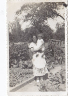 Altes  Foto Vintage. Junge Frau Im Garten Mit Kind Um  1935 (  B15  ) - Personnes Anonymes