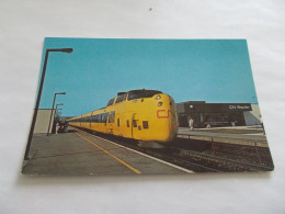 THEME TRAIN LOCOMOTIVE  VIA CN TURBO EN ROUTE TO MONTREAL A BRIEF STOP FOR PASSENGERS AT KINGSTON ONTARIO 1976 - Treinen