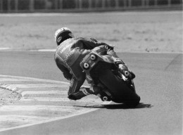 PILOTE MOTO YAMAHA EN COURSE  PHOTO DE PRESSE ORIGINALE 24 X 18 CM J141 - Deportes