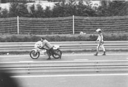 PILOTE MOTO EN COURSE DERRIERE SA MACHINE  PHOTO DE PRESSE ORIGINALE 18 X 13  CM J187 - Deportes